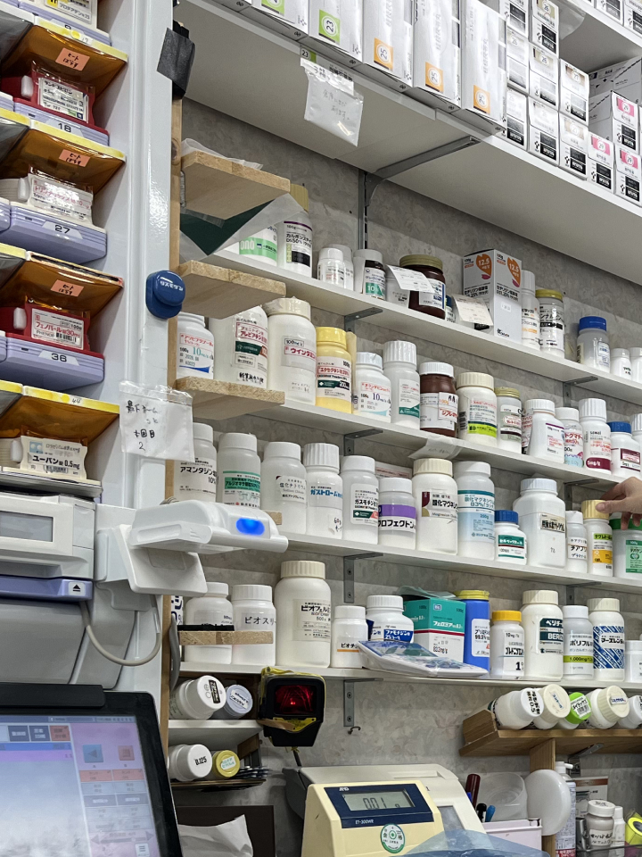 ケイ調剤薬局 店内 薬の棚